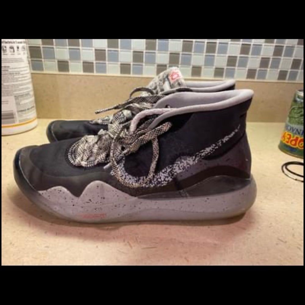 Tennis shoes
